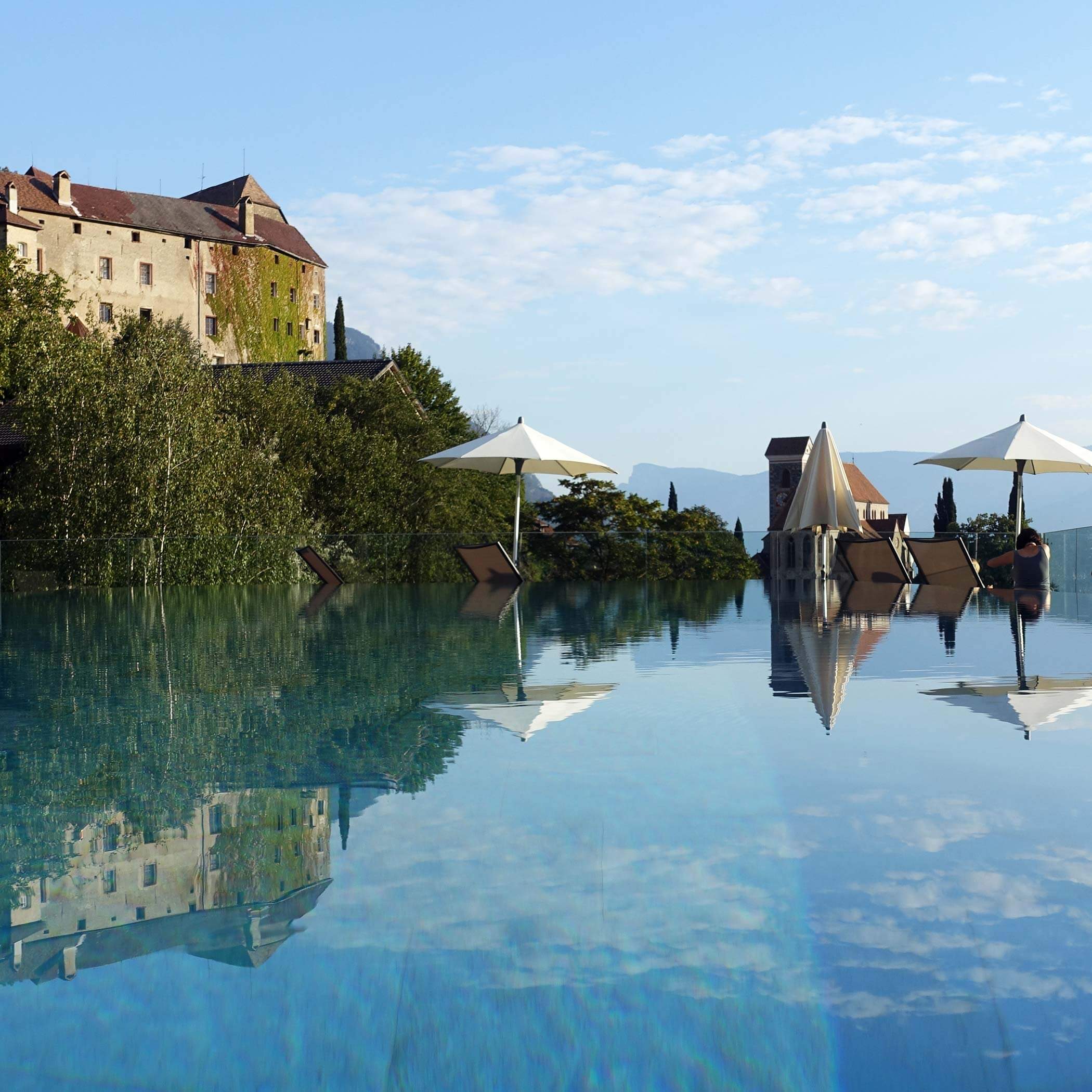 Hotel con piscina a Scena